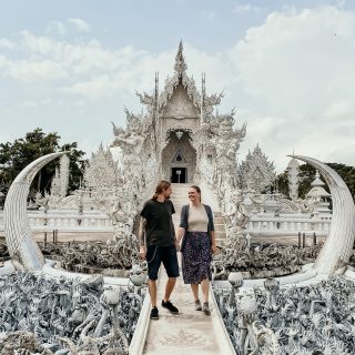Der Wat Rong Khun in Chiang Rai ist der außergewöhnlichste Tempel, den wir je besucht haben und zählt für uns zu den absoluten Highlights im Norden Thailands. 

Warst du schonmal dort oder steht der Tempel vielleicht auf deiner Bucketlist?

#duichunddiewelt #chiangrai #watrongkhun #chiangraithailand #visitthailand #thailandurlaub #südostasien #reiselust #reiseblogger #reisetipps #weltreise #asienreise #reisenfuerweltentdecker #thailandtravel #bucketlisttravel