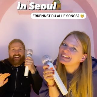 Karaoke oder in Korea auch Noraebang genannt, ist bei der koreanischen Jugend eines DER Unterhaltungshighlights. Wirklich überall in Seoul findet man Karaoke-Bars, in denen sich die Menschen zum gemeinsamen Feiern und singen treffen. 

Meistens wird nach Stunden bezahlt. Man bekommt einen Raum zu gewiesen, in dem man ganz für sich ist. Dort kann man dann aus einer riesigen Auswahl an internationalen Songs mit der Fernbedienung seinen Lieblingssong auswählen und schon gehts los. 🎤🎶

Zugegeben, in diesem Leben werden wir keine Popstars mehr, aber es hat soo viel Spaß gemacht. 🤩

Kannst du alle Songs erkennen? Schreib sie gerne in die Kommentare. 

#duichunddiewelt #karaoke #seoultravel #südkorea #noraebang #reiseblogger #singenmachtglücklich #asienreise #visitseoul #lustigevideos