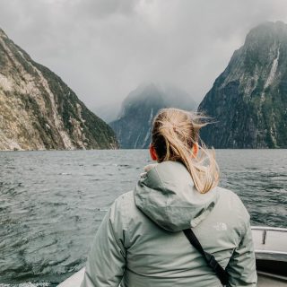 Neuseelands schönster Fjord und die Geschichte mit dem Kea 🦜

Der Fjord Milford Sound gehört zu den beliebtesten Attraktion Neuseelands und wird von Einheimischen gerne als das achte Weltwunder bezeichnet. Wir haben das Naturwunder im Rahmen einer Bootstour erkundet und kamen dabei aus dem Staunen kaum heraus. Neben beeindruckend hohen Felswänden, sich an steilen Hängen hinabstürzenden Wasserfällen und einer einzigartigen unberührten Natur, konnten wir auch viele Tiere, wie z.B. Seebären, Pinguine und Delfine beobachten. Aber auch nach dem Ausflug erwartete uns ein tierisches Erlebnis der besonderen Art. 

Während der Rückfahrt mussten wir längere Zeit an einer Baustellenampel halten. Direkt neben uns auf dem Ampelgerüst landete plötzlich ein Kea, ein neuseeländischer Bergpapagei. Der Kea gehört zu den wenigen Papageienarten, die außerhalb der Tropen leben. Die Population des Vogels wird auf ca. 4000 Exemplare geschätzt, daher gilt er als vom aussterben bedroht. Nach einiger Zeit hielt hinter uns ein weiteres Auto. Ein Mann stieg aus und fing an zu fotografieren, bis der Vogel sichtlich genervt auf unser Autodach flüchtete. Da standen wir nun mit einem Papagei auf dem Dach, der trotz all unserer Bemühungen nicht wegfliegen wollte. Hinter uns sammelten sich etliche Autos, die den Kea auf unserem Auto fotografierten. Als die Ampel auf grün sprang fuhren wir vorsichtig los, in der Hoffnung, unser gefiederter Freund würde wegfliegen. Doch stattdessen blieb er sitzen und fuhr mit uns weiter. Wir hörten, wie er während der Fahrt das Auto „bearbeitete“ und anscheinend gar kein Problem damit hatte, von uns kutschiert zu werden. Irgendwann wurde es ruhig und er flog weg. Puh, was für ein Erlebnis. 😅 Später haben wir gelesen, dass der Kea bekannt dafür ist, Autofahrer zu piesacken und sich daher bei den Einheimischen nicht unbedingt an Beliebtheit erfreut. Sowohl unser Auto, als auch der Kea haben diese kleine Spritztour unversehrt überstanden und wir werden uns immer an diesen Moment erinnern, als wir mit einem Bergpapagei auf dem Dach durch Neuseeland fuhren. 😄

Hattest du schonmal ein lustiges oder einzigartiges Tier-Erlebnis? Erzähl es uns in den Kommentaren.